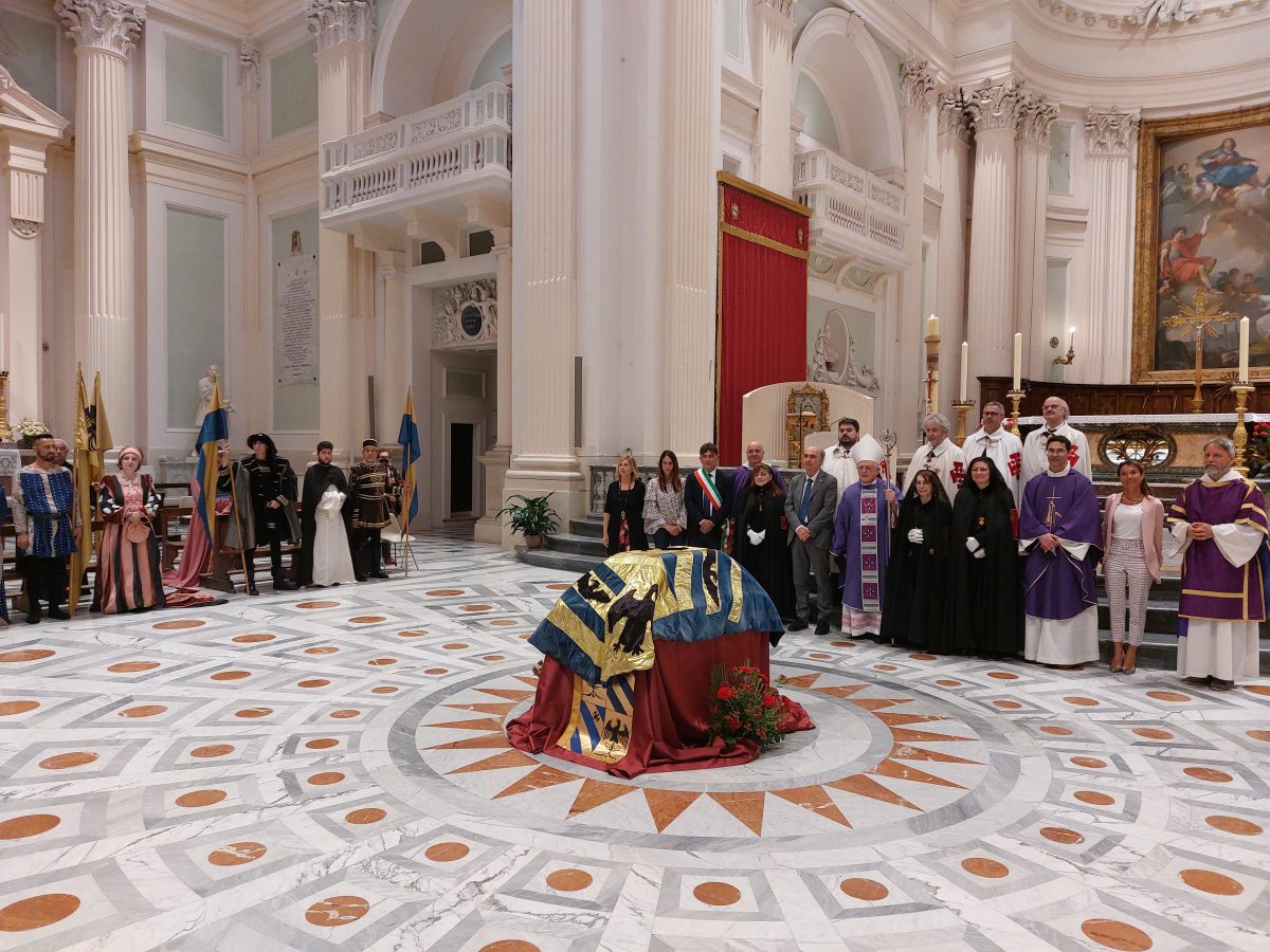 Talita e Mattia, il Duomo in bianco accoglie gli sposi della ripartenza